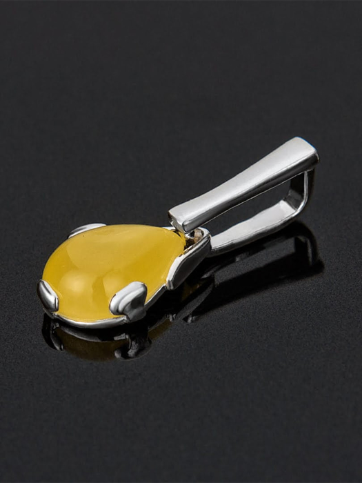 Mặt dây chuyền tinh tế của hổ phách mật ong trong bạc 